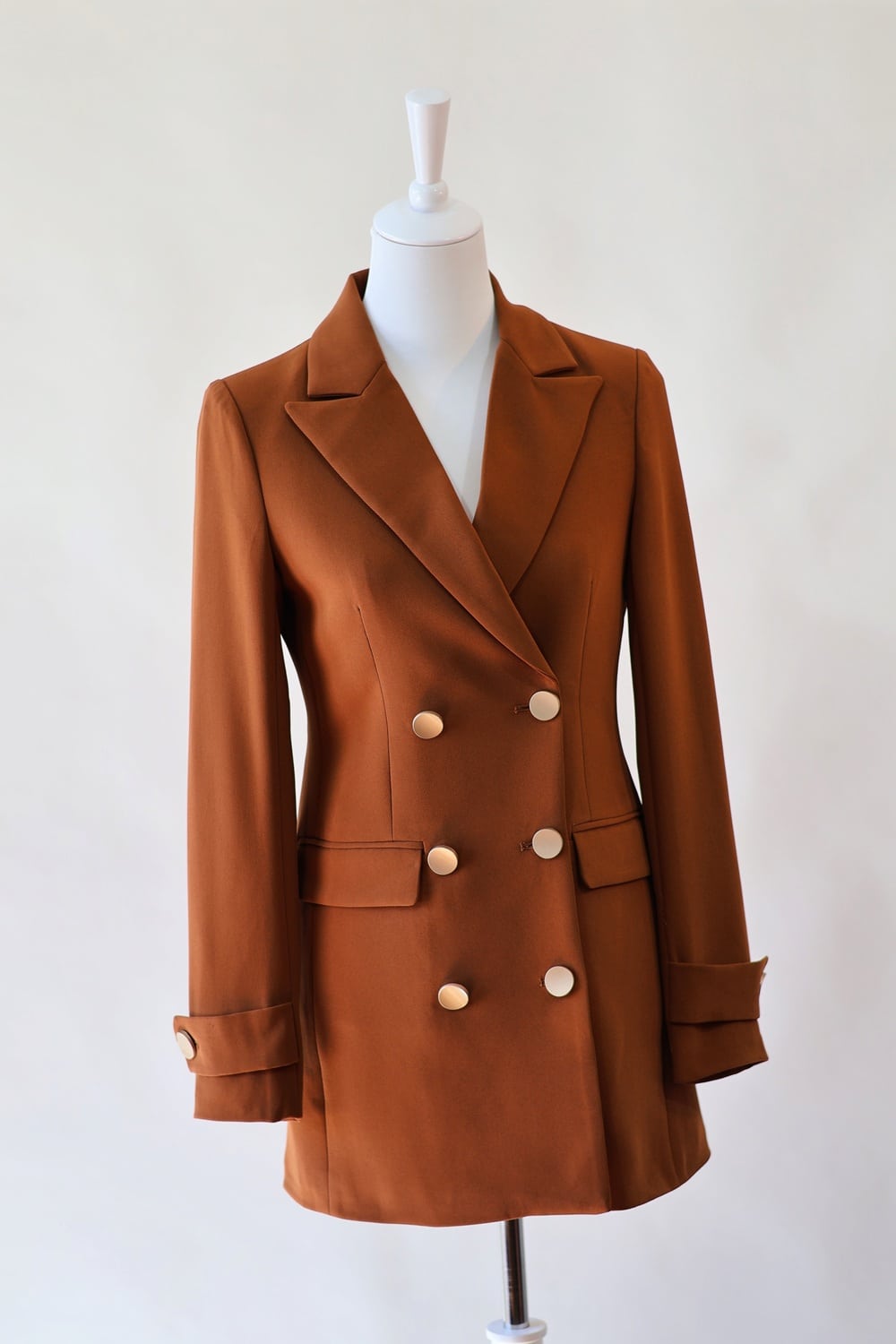 Blazer Oriane Camel Seylina – blazer long femme, coupe élégante, boutons dorés