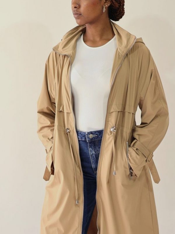 Manteau imperméable femme long ceinturé beige avec capuche escamotable – Camden – Seylina