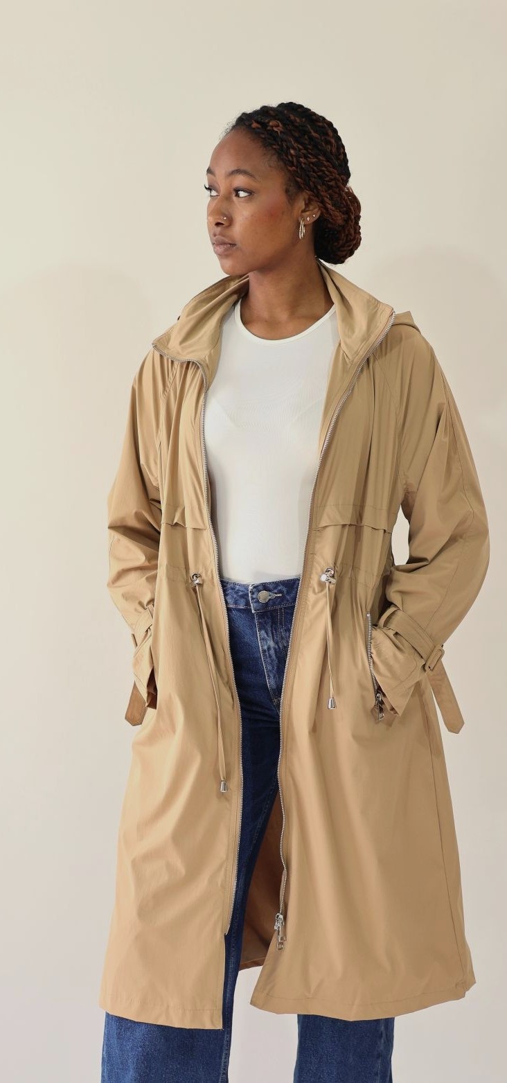 Manteau imperméable femme long ceinturé beige avec capuche escamotable – Camden – Seylina