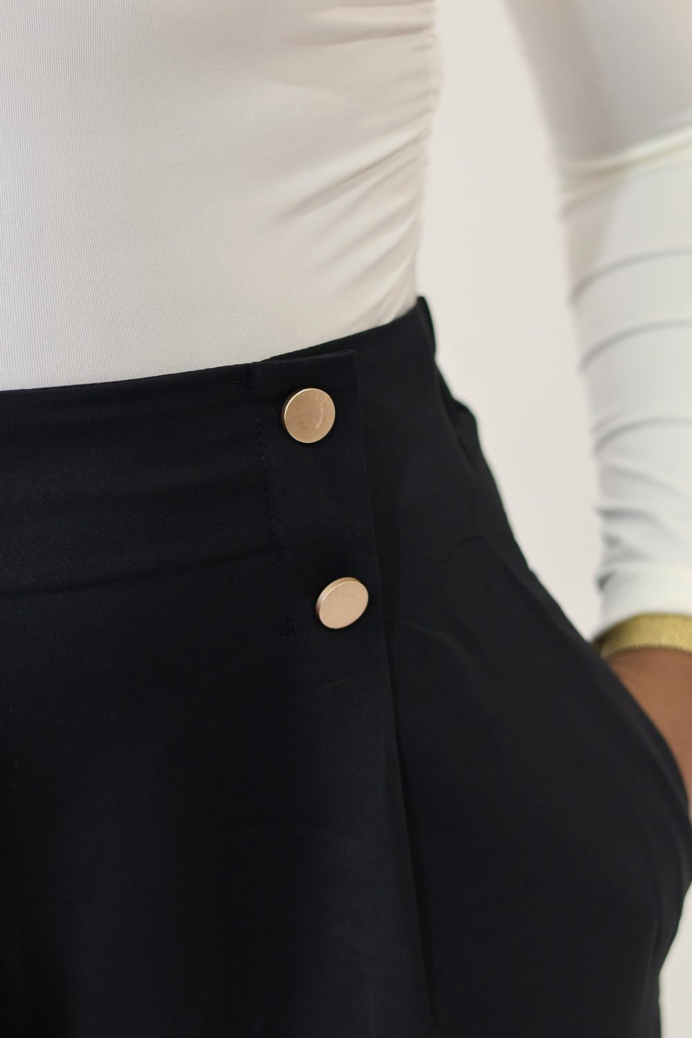 detail-boutons-dore-pantalon-palazzo-noir-maria