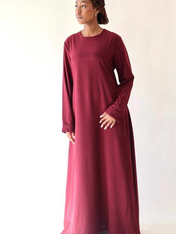 Abaya Aliya Bordeaux Seylina – abaya longue col rond avec poches discrètes