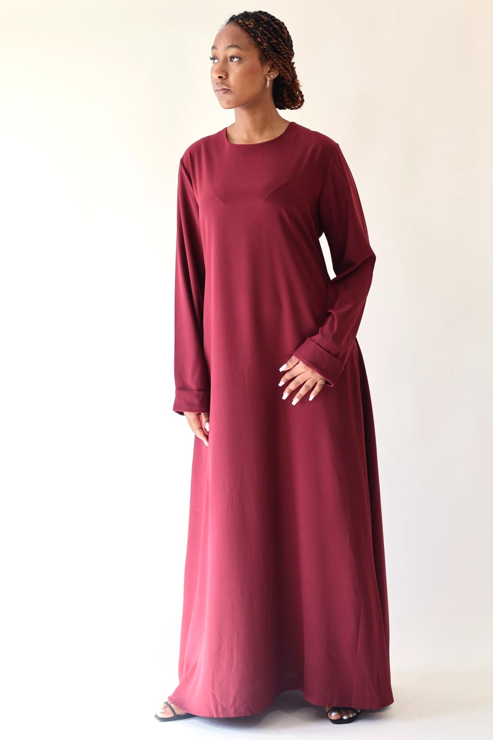 Abaya Aliya Bordeaux Seylina – abaya longue col rond avec poches discrètes