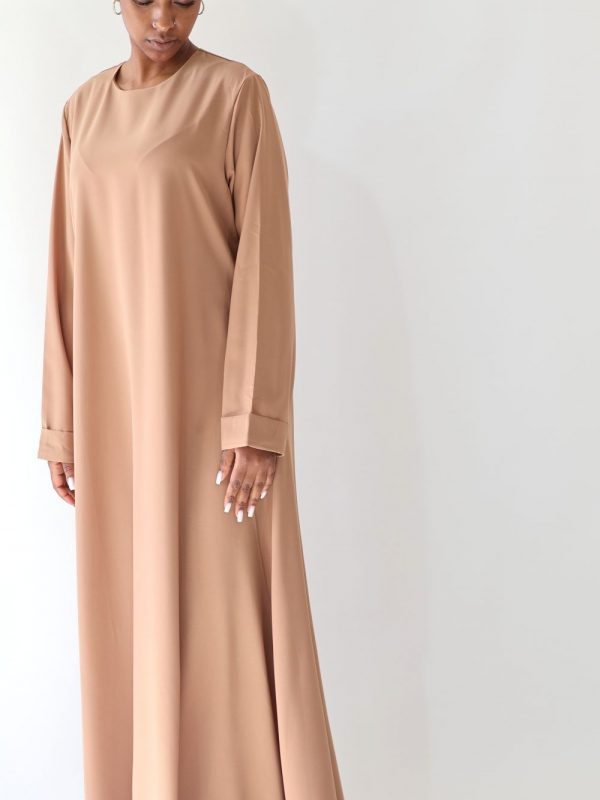 Aliya Beige Seylina – abaya longue col rond avec poches discrètes