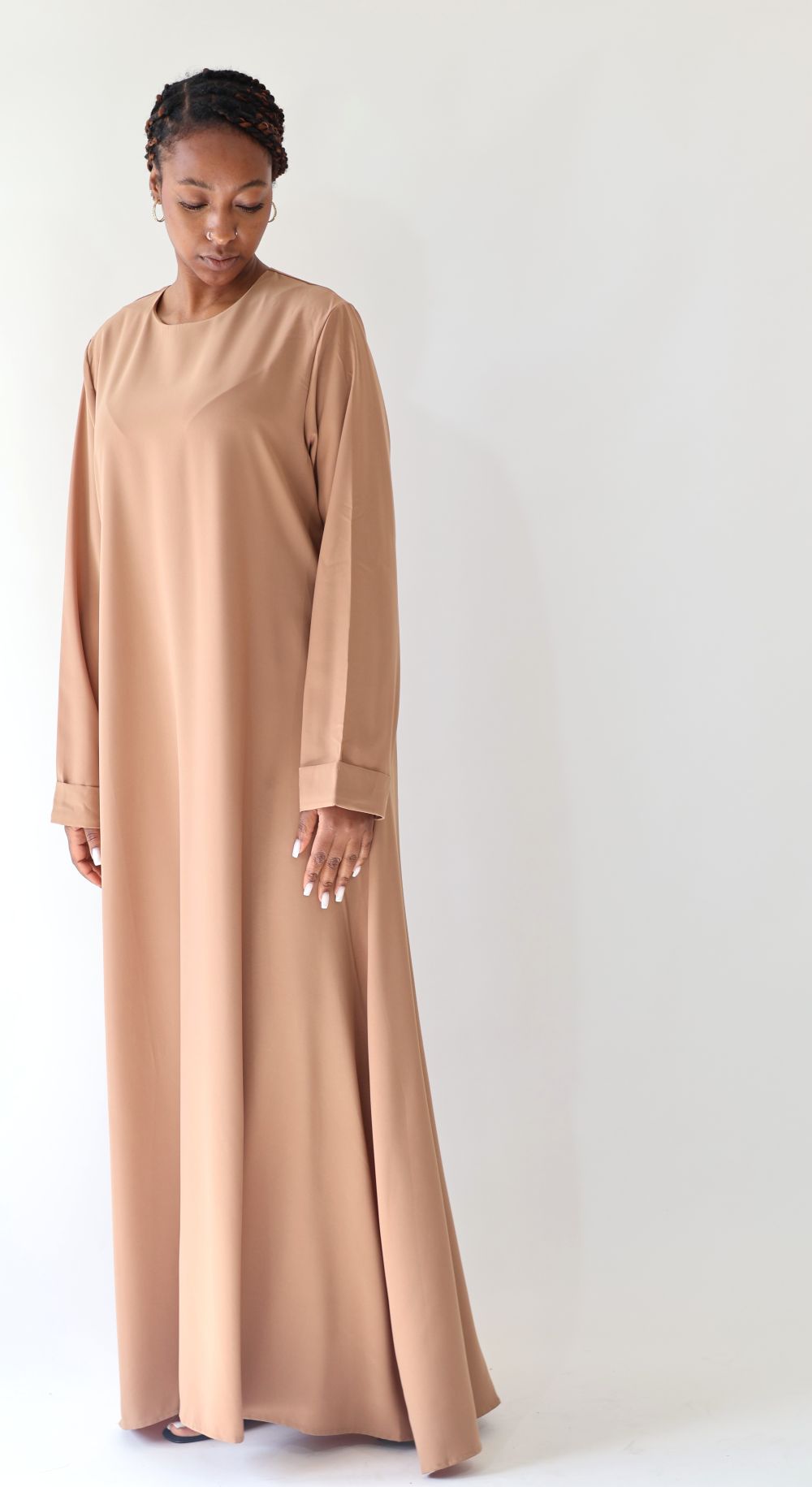 Aliya Beige Seylina – abaya longue col rond avec poches discrètes