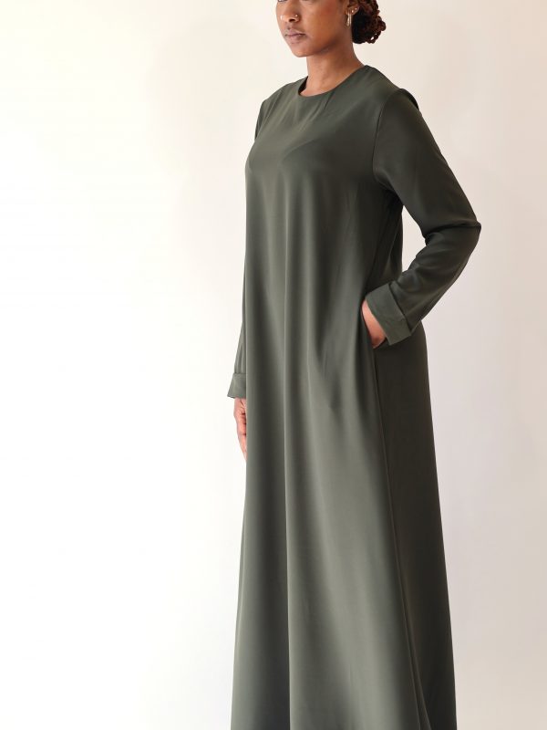 Abaya Aliya Kaki Seylina – abaya longue col rond avec poches discrètes