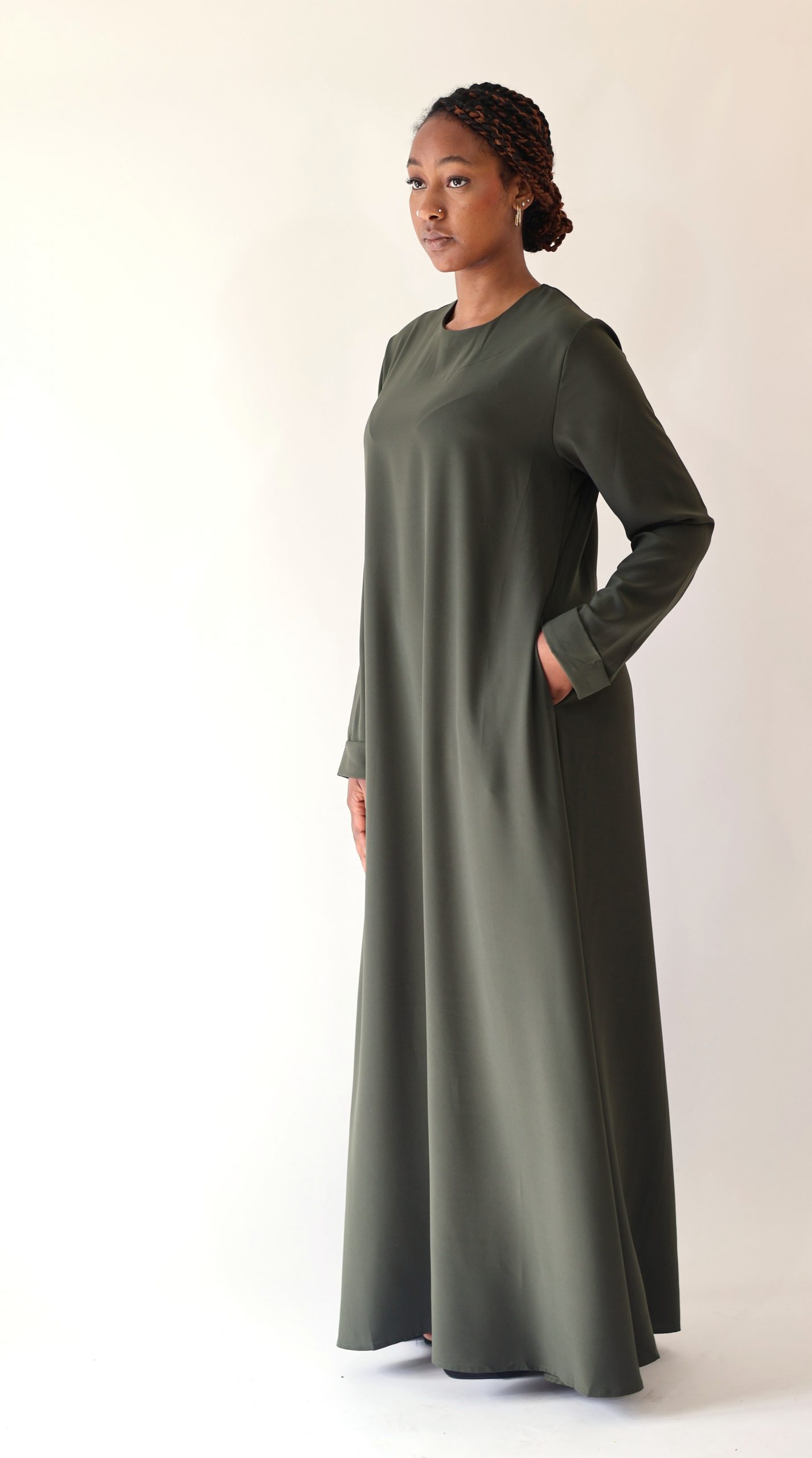 Abaya Aliya Kaki Seylina – abaya longue col rond avec poches discrètes