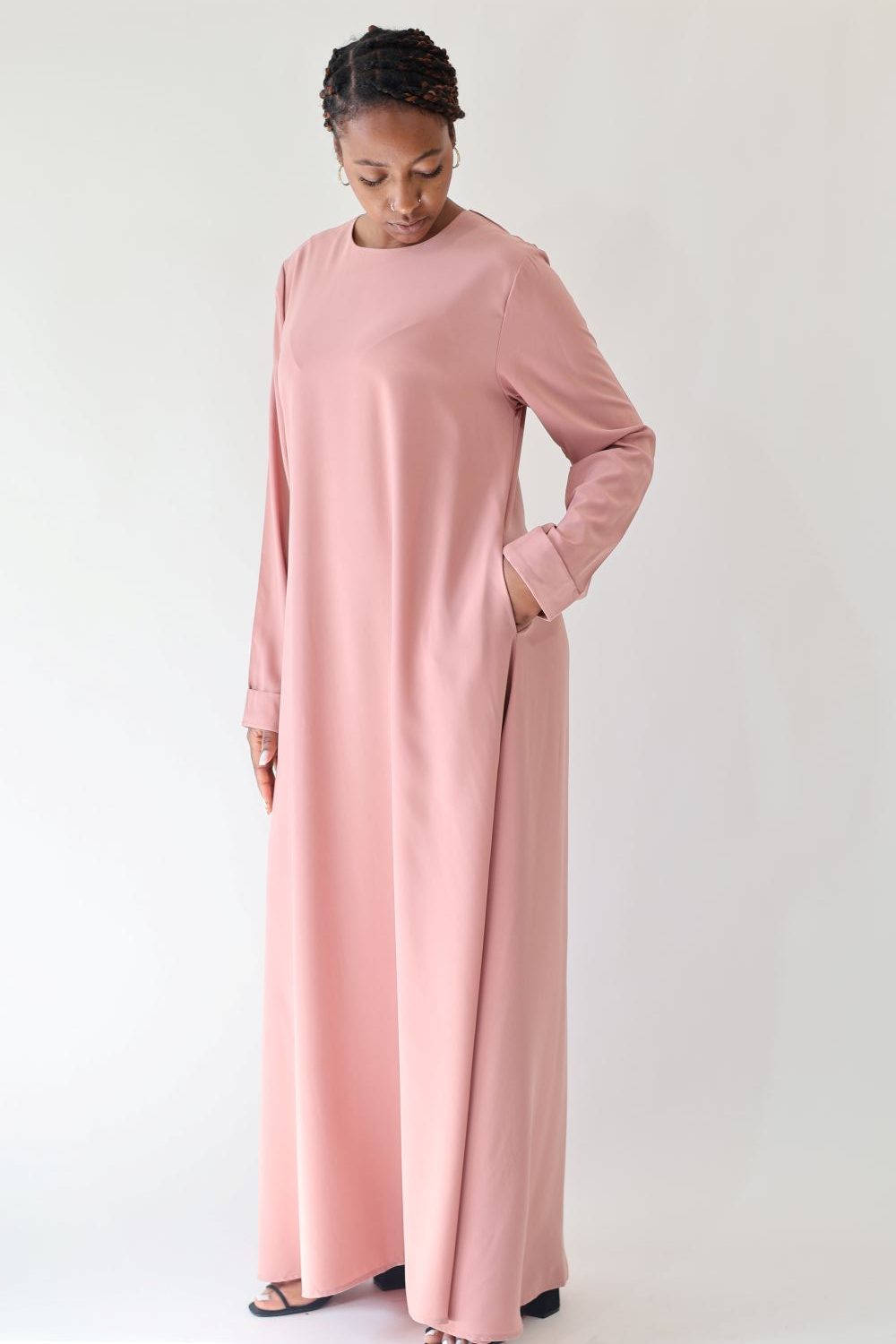 Abaya Aliya Rose Seylina – abaya longue col rond avec poches discrètes