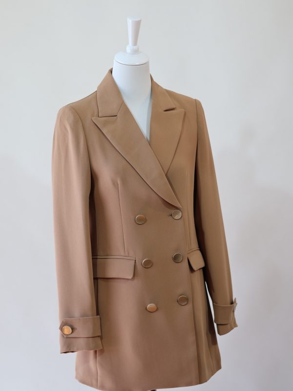 Blazer Oriane Beige – Blazer long double boutonnage, boutons dorés