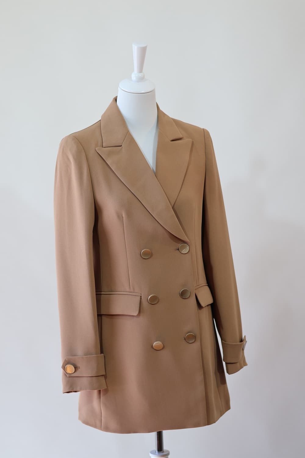 Blazer Oriane Beige – Blazer long double boutonnage, boutons dorés