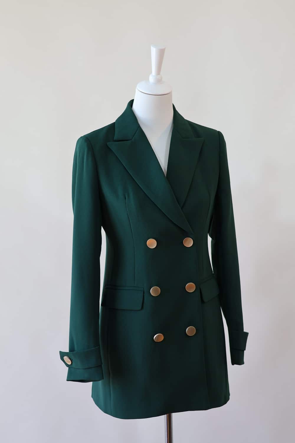 Blazer Oriane Vert – Blazer long double boutonnage, boutons dorés